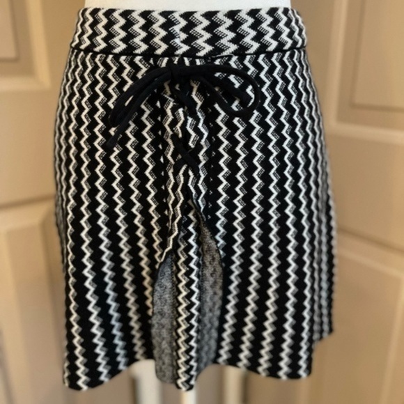 Candie's Dresses & Skirts - Candie’s black & white chevron stripe sweater mini skirt w/lace-up detail. Sz XS